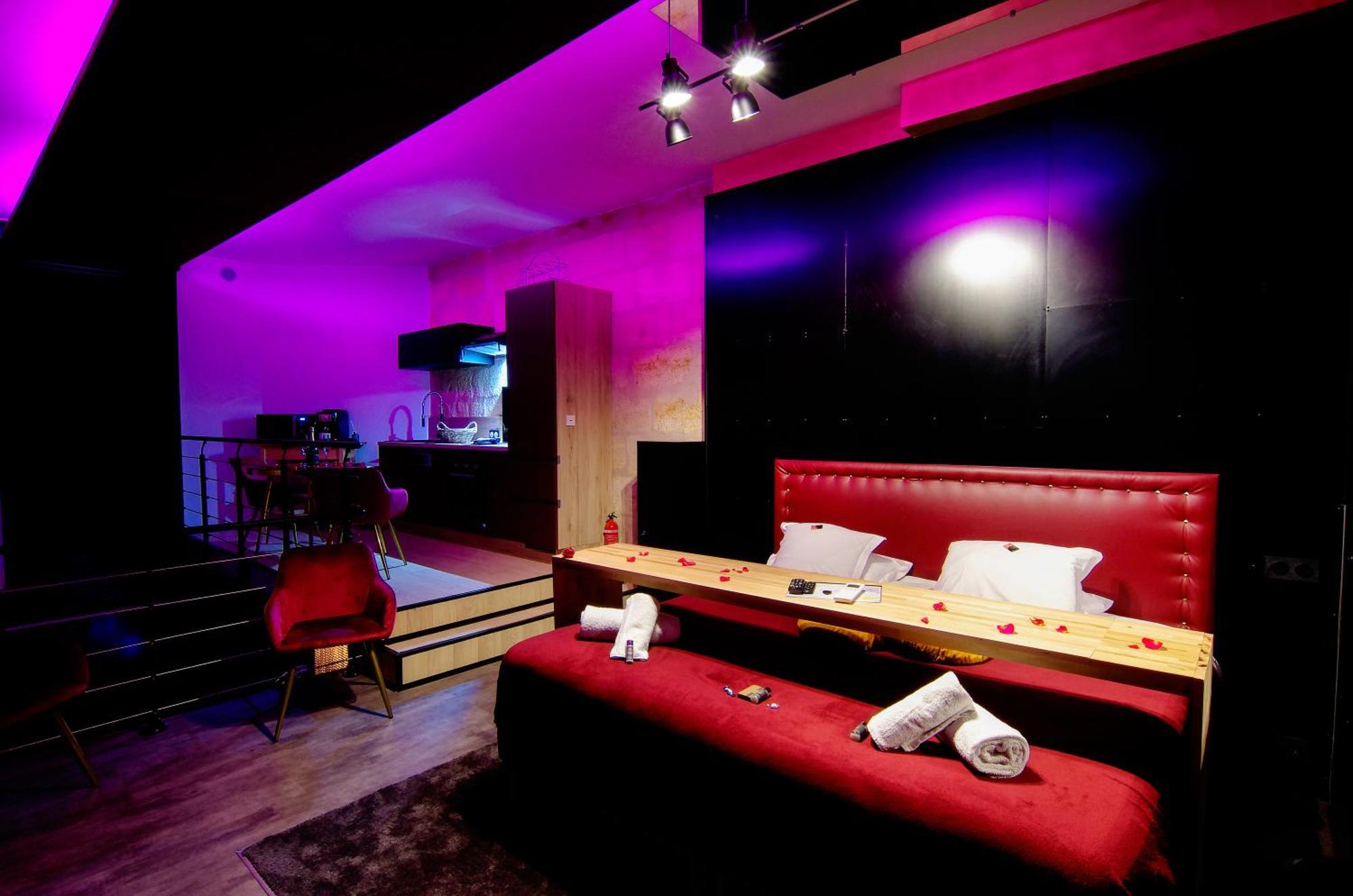 Mieuxqualhotel Jacuzzi Privatif Love Room Bordeaux Bagian luar foto